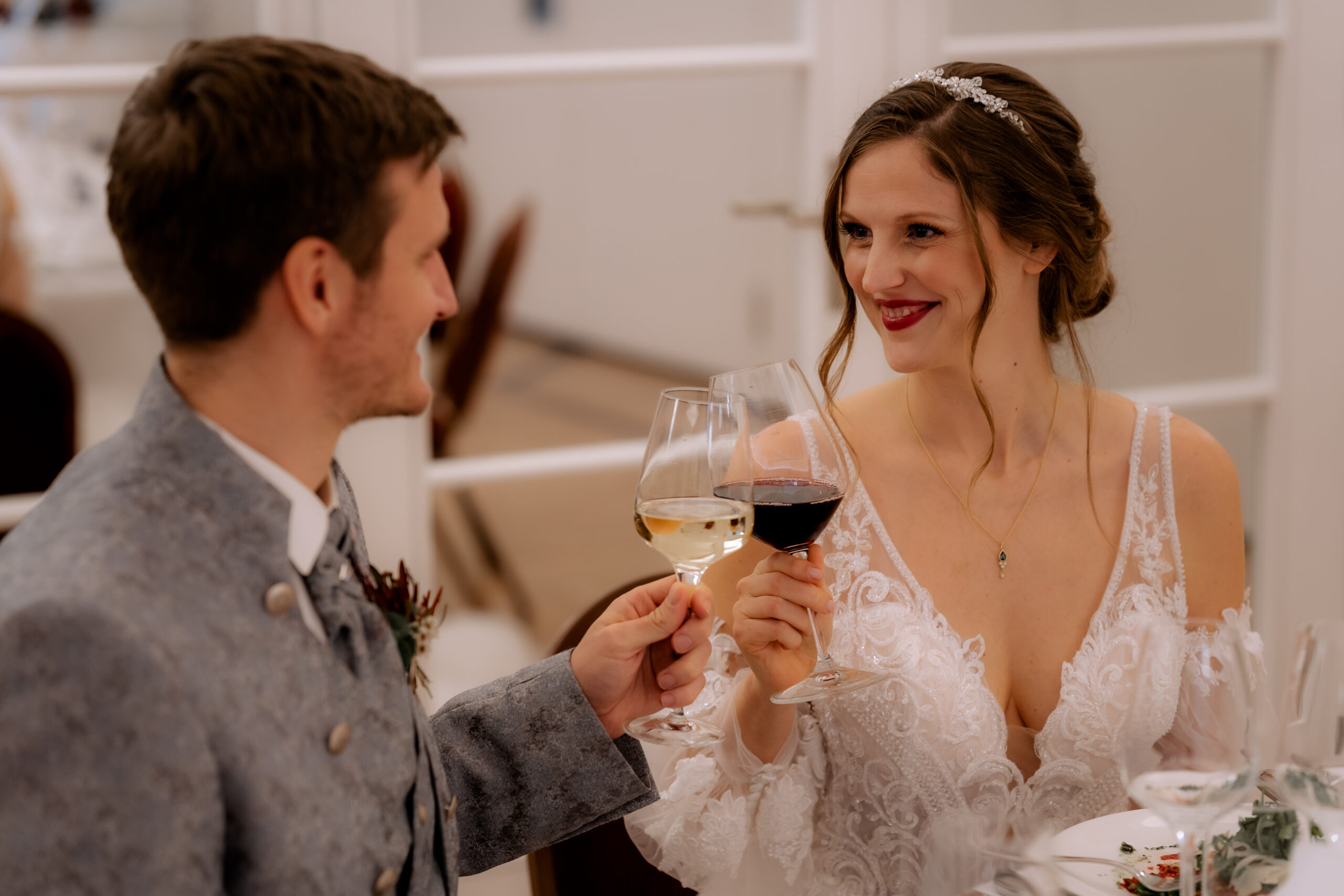 Hochzeitspaar beim Essen und Wein trinken